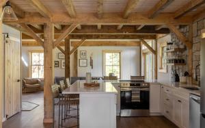Kuchyň nebo kuchyňský kout v ubytování Lux Chalet 4 Bd Fireplace HotTub AC Pet Friendly
