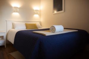 - une chambre avec 2 lits dotés de draps bleus et d'oreillers jaunes dans l'établissement Appartement vue golf - résidence Saint Laurent - 4 personnes, à Talmont-Saint-Hilaire