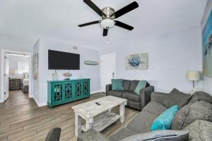 Μια τηλεόραση ή/και κέντρο ψυχαγωγίας στο Gulf Coast Beach Front Condo