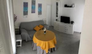 a living room with a table and a couch at La Casilla del Molino in Almodóvar del Río