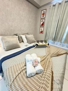 une chambre avec un lit avec des serviettes dessus dans l'établissement Travellar 1317A Impecável!, à Ribeirão Preto 103 autres photos