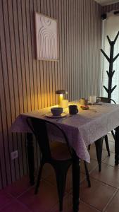 EyguièresにあるUne Pause Douceur - Suite Orchidéeの紫のテーブルクロスをかけたテーブル