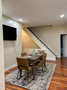 Un comedor con mesa y sillas y una escalera. en Family Home Minutes from Downtown Cincy, en Ludlow 44 fotos más