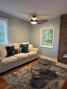 Una sala de estar con un sofá y dos mesas. en Family Home Minutes from Downtown Cincy, en Ludlow