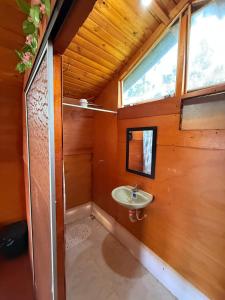 Ένα μπάνιο στο Cabaña Dulce Refugio