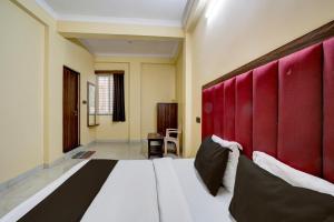 HabībganjにあるHotel O Balaji Palaceの赤いパッドの壁のベッドルーム1室 +13枚の写真