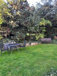 una mesa de picnic y dos bancos en un patio en Apel Apartments 2, en Nörten-Hardenberg 2 fotos más