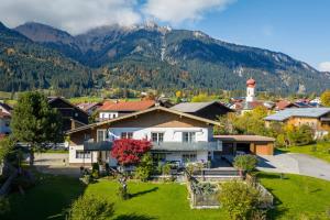 a village with a house and a mountain at Appartement Soyer in Hofen