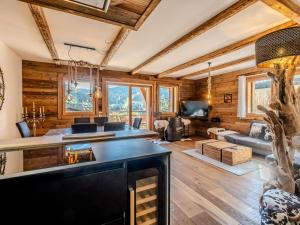 un salon avec cheminée dans une cabane en rondins dans l'établissement Appartement de prestige spacieux et lumineux avec sauna et parking inclus - FR-1-598-48, aux Gets