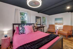 a bedroom with a pink bed and a dining room at 1 Mile To Fsu-artsy Tree-house in Zion Hill