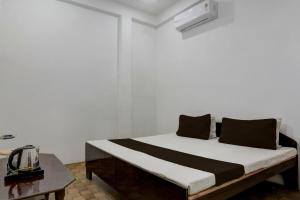 a bedroom with a bed in a room at SPOT ON S.M. HOTEL in Ghoghāpur