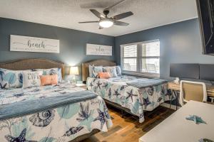 Postel nebo postele na pokoji v ubytování Oceanfront, Heated Pool Shores Club Condo! + 21 fotografií