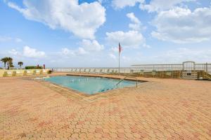 Bazén v ubytování Oceanfront, Heated Pool Shores Club Condo! nebo v jeho okolí