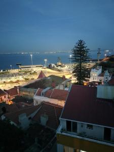 Una vista de una ciudad con edificios y el océano. en Maré Bela, en Almada