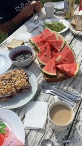 Una mesa de madera con platos de comida encima. en Complejo Turístico Alto Pangue, en Callaqui