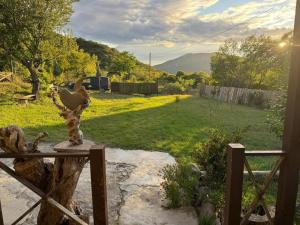 Blick auf einen Garten mit einem Zaun in der Unterkunft Cottage Qorbuda in Saguramo