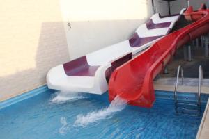 un tobogán de agua en una piscina en شاليهات ديم لايت, en Az Zulfi