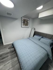 a bedroom with a blue bed in a room at Modern comfort just 20 minutes from the airport, with a full kitchen in Edmonton