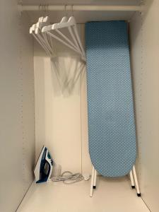 une chaise bleue dans un placard avec une planche à découper dans l'établissement Livincci - Luxury Studio Burj Khalifa View - 12, à Dubaï 25 autres photos