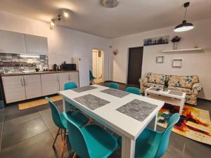 Nhà bếp/bếp nhỏ tại Balcesti Design Apartments - Walk to Old Town - Pumo Properties