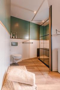 Un baño con inodoro y ducha de cristal. en Wohngefühl Appartements Bad Tabarz - Wohlfühlnest, en Tabarz