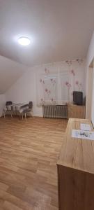 an empty room with a room with a wooden floor at FeWo Spelle in Spelle