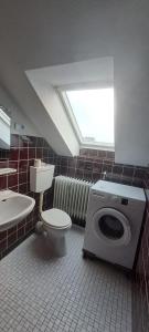 SpelleにあるFeWo Spelleのトイレ、洗面台、窓のあるバスルーム +2枚の写真