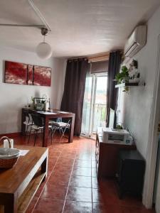 Una sala de estar con una mesa y un comedor. en Habitación 1 en piso compartido con acceso Zonas comunes, en Marbella