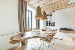 ein Esszimmer mit einem Holztisch und Stühlen in der Unterkunft Premium By Míra Hejda in Vítkovice