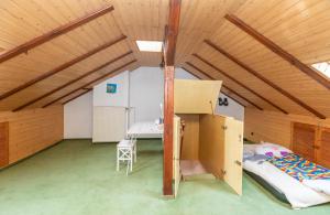 a room with a bed and a desk in a attic at Haus mit großen Garten in Dreieich