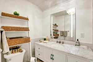 ein Badezimmer mit Waschbecken und Spiegel in der Unterkunft Balboa Island Beach Cottage in Newport Beach + 101 Fotos
