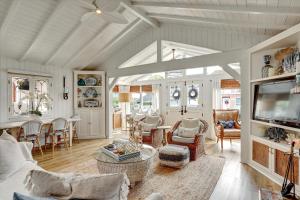 ein Wohnzimmer mit Möbeln und einem Flachbild-TV in der Unterkunft Balboa Island Beach Cottage in Newport Beach