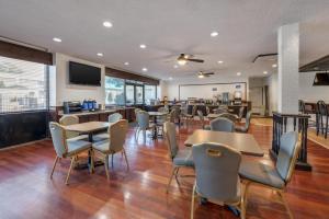 a restaurant with tables and chairs and a bar at Best Western Battlefield Inn in Manassas
