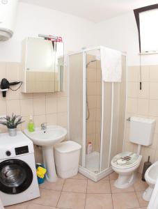 Un baño con ducha, inodoro y lavabo. en Appartamento la casa di Lilli Anguillara Sabazia-Lago, Relax e Roma a portata di treno, en Anguillara Sabazia