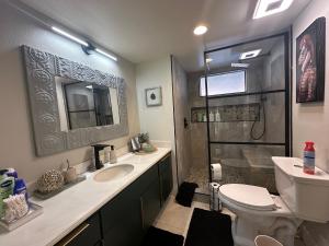 Koupelna v ubytování Spacious 1 BR 1 BA Family Villa + 33 fotografií