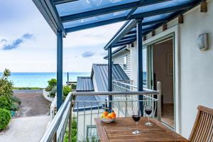 Ban công/sân hiên tại Beachfront on Waiheke