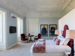 Schlafzimmer mit einem Bett, einem Tisch und Stühlen in der Unterkunft Dear Lisbon - Palace Chiado Suites in Lissabon
