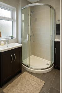 ウォリントンにあるGreat for Contractors and Families 3BedHouse with FreeParkingのシャワーと洗面台付きのバスルーム