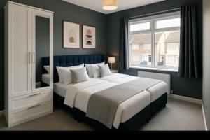 ウォリントンにあるGreat for Contractors and Families 3BedHouse with FreeParkingの大きなベッドと窓のある寝室