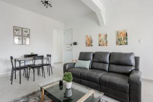 Χώρος καθιστικού στο Modern 2 Bed Room Suite in Art District