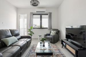 Χώρος καθιστικού στο Modern 2 Bed Room Suite in Art District