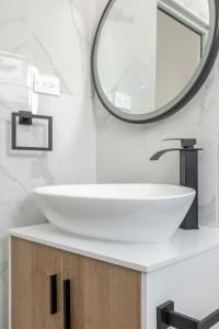 Ένα μπάνιο στο Modern 2 Bed Room Suite in Art District +42 φωτογραφίες