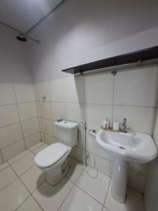 Koupelna v ubytování Quarto no centro de Araguaína com garagem