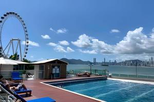 Kolam renang di atau dekat dengan Loft vista panorâmica da Roda gigante e orla de BC