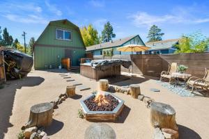 ビッグ・ベア・シティにあるElysian Escape - AC, Hot Tub, Foosball, and Firepit!の裏庭