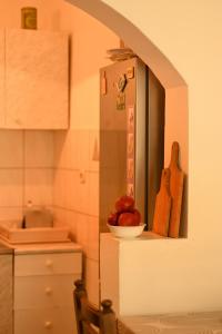 a kitchen with a bowl of fruit on a counter at Kuća Lavanda in Drežnjak