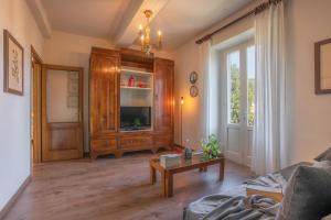 Fornaci di BargaにあるCasa Nina, intero appartamentoのソファとテレビのあるリビングルーム