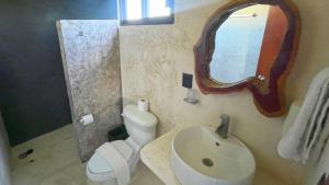 Casa Tekio Holbox By Kin Studios في جزيرة هول بوكس: حمام مع حوض ومرحاض ومرآة +43 صورة