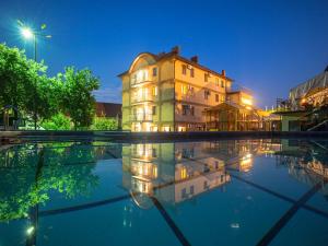 Hồ bơi trong/gần Hotel Kilikiya