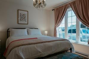 セントジョンズにあるSt Johns Retreat Terrace 3 BR & 2 Bathsのベッドと大きな窓のある寝室